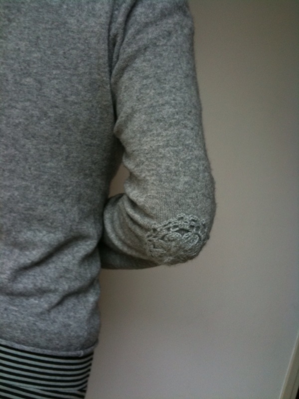 Pull reprisé avec une fleur au crochet