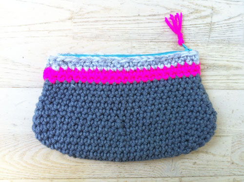 trousse au crochet avec une touche de fluo